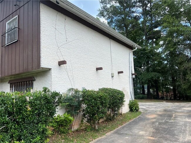 Building Photo - 5580 Scofield Rd