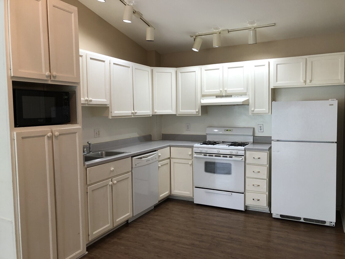 kitchen includes appliances - 2714 Bolivar St