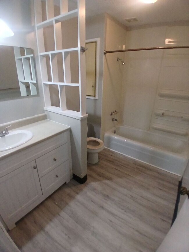 Building Photo - Dishwasher Included