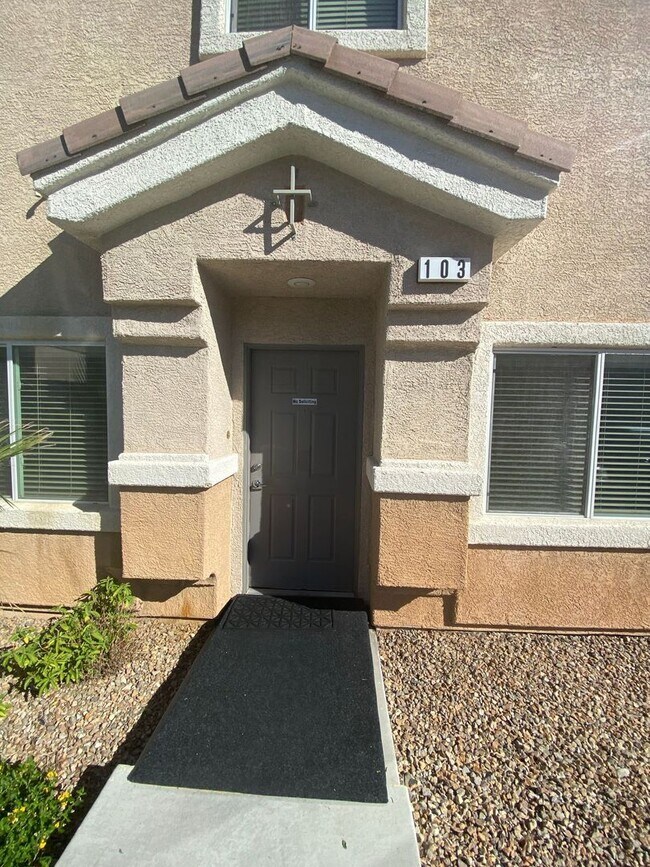 Foto del edificio - Beautiful 3BR/2.5BA Townhome with 2-Car Garage Near St. Rose