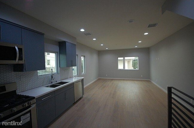 Building Photo - 648 N Serrano Ave