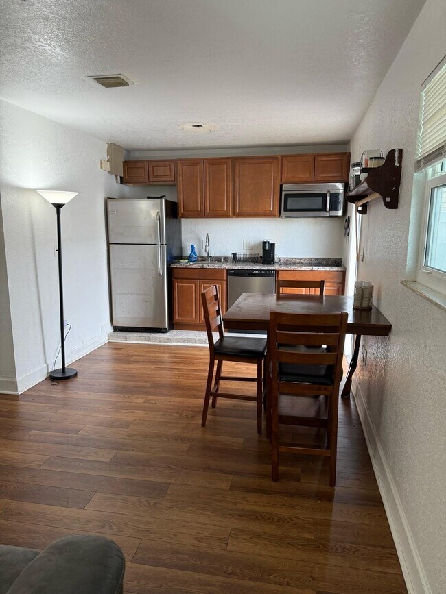 comedor/cocina - 670 NW Treemont Ave