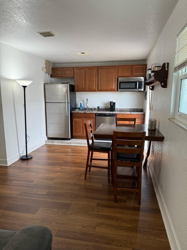 dining/ kitchen - 670 NW Treemont Ave