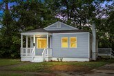 Foto principal - Stylish & Newly Renovated 3 Bedroom 2 Bath...