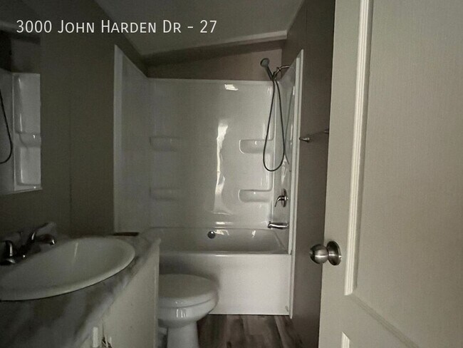 Foto del edificio - 3000 John Harden Dr