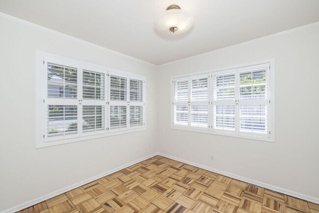 Building Photo - Lovingly Maintained 2 Bed, 1 Bath Home in ...