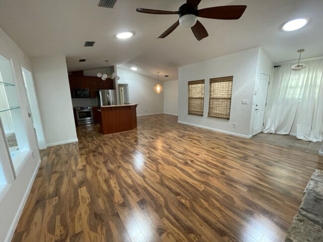 Building Photo - Beautiful 3 Bedroom, 2 Bathroom Home With ...