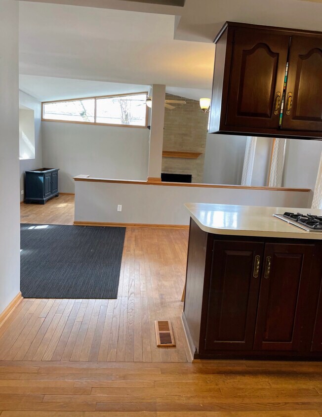 126 Meadowbrook Ln, Wheeling, IL 60090 House Rental in Wheeling, IL