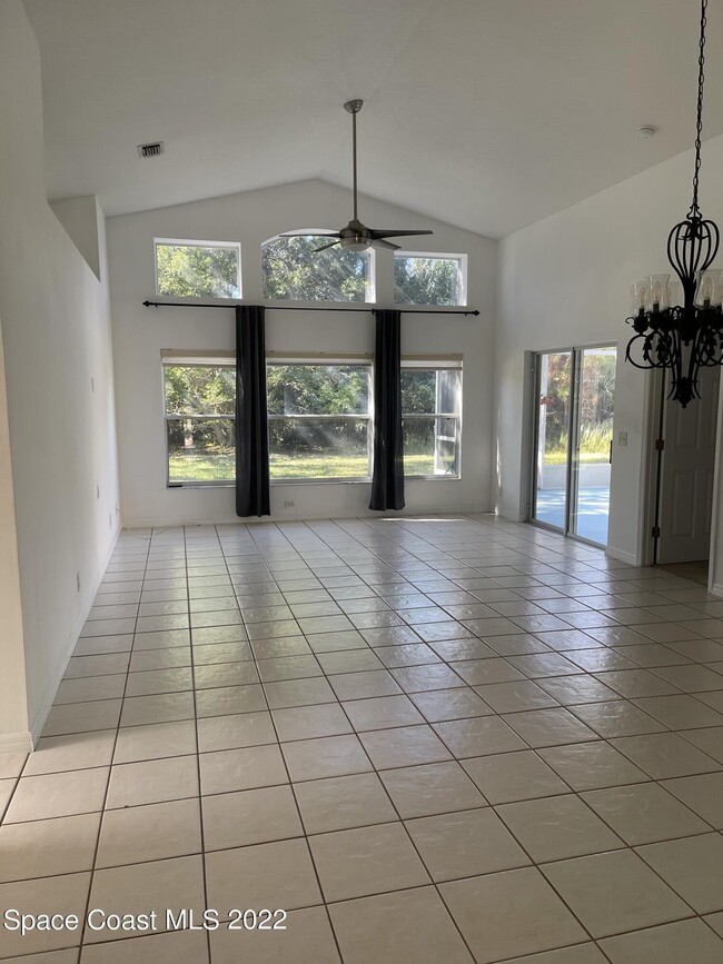 Building Photo - 2071 12 Oaks Dr SE