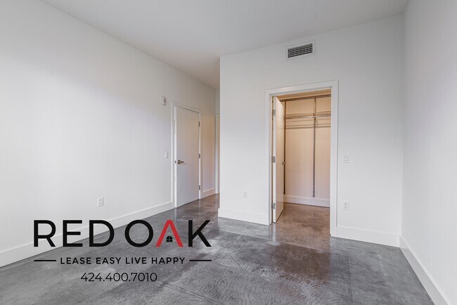 Building Photo - 6 WEEKS FREE! Incredible Three Bedroom wit...
