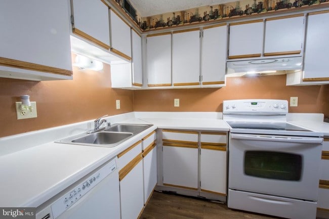 Building Photo - 8042 Abbey Ct