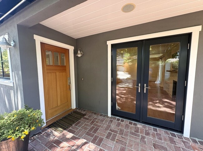 Building Photo - Spacious 5BR/3.5BA Palo Alto Home with Gourmet Kitchen & Large Backyard