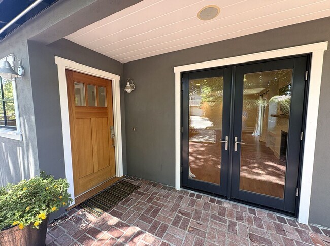 Foto del edificio - Spacious 5BR/3.5BA Palo Alto Home with Gourmet Kitchen & Large Backyard