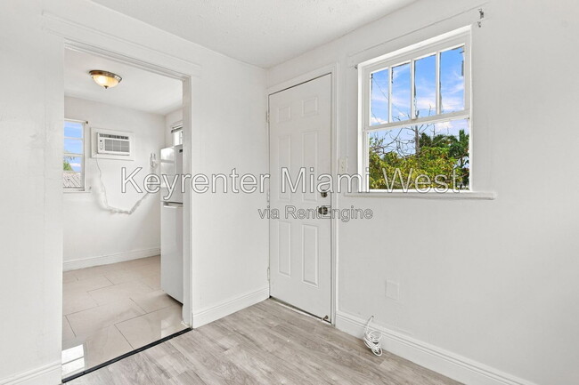 Building Photo - 1220 N 16th Ct