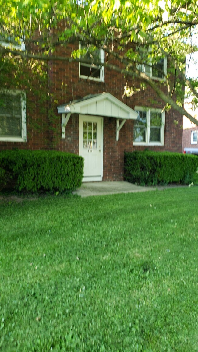 Building Photo - 166 Longmeadow Rd