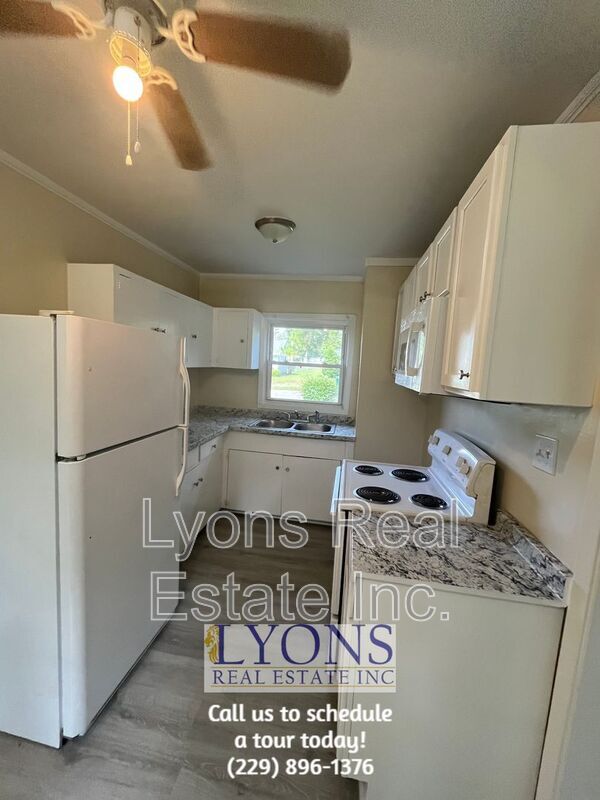 Building Photo - 1805 Clover Dr