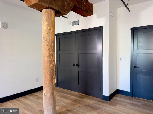 Foto del edificio - 437-439 W Grant St