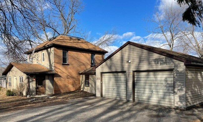 oversized single garage - 212 4th Ave NE