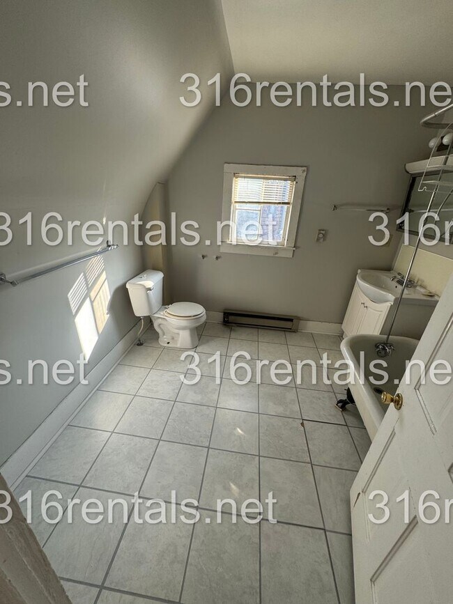 Foto del edificio - $875 - 2 bed 1 bath - Duplex