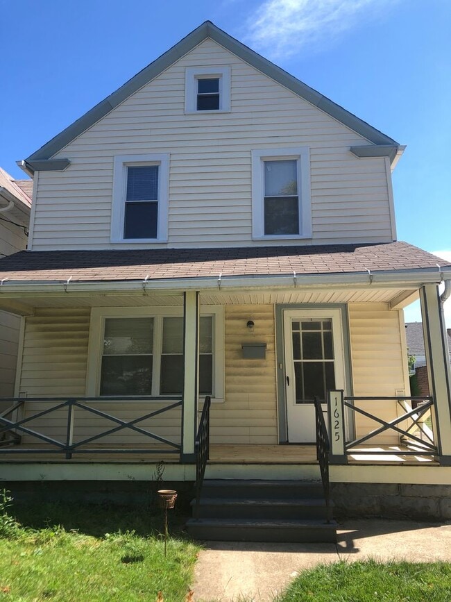 Building Photo - Single Family Home 3 beds 2 bath Available Now!