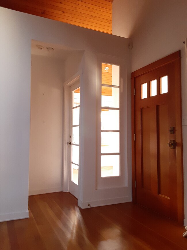 Building Photo - 638 Milwood Ave