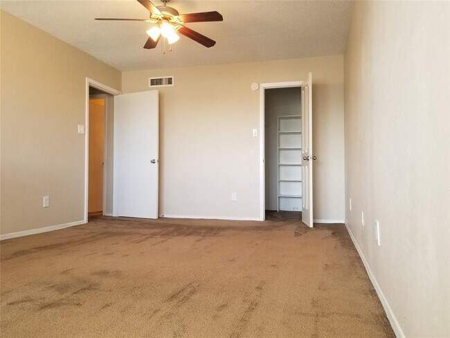 Building Photo - 4640 Country Creek Dr