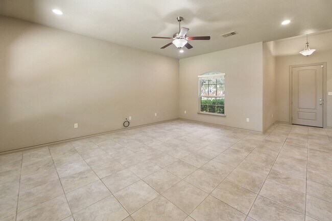 Foto del edificio - Charming Home Awaits: Spacious & Modern Li...