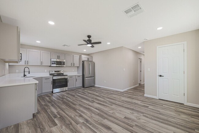 Foto del edificio - 329 N 12th St
