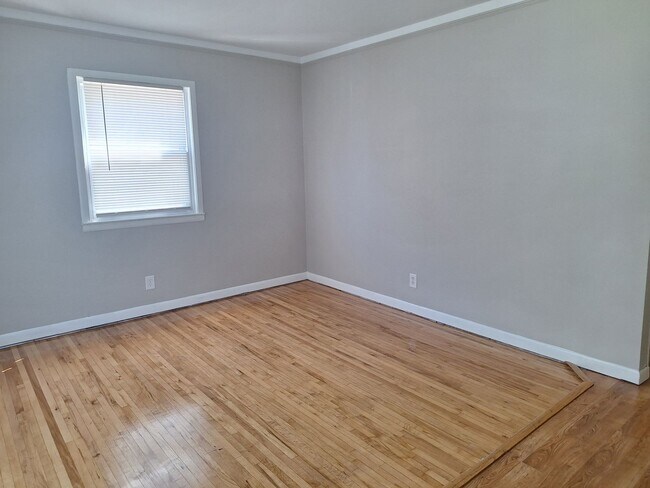 Building Photo - Charming 3 bedroom bungalow freshly updated