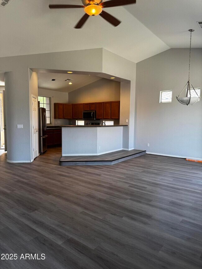 Foto del edificio - 17522 W Lavender Ln