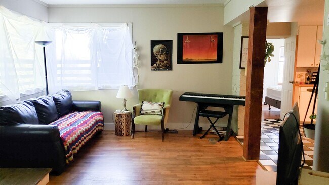 Building Photo - Spacious Units Across from WWU