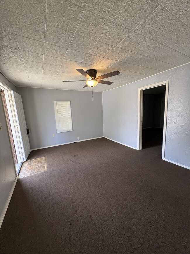 Building Photo - 321 S Oak Ave