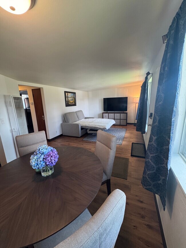 Foto del edificio - 11021 Addison St SW