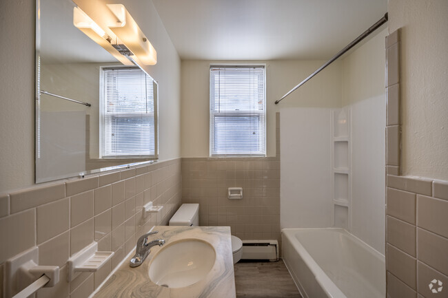 1BR, 1BA - 637SF - Bathroom - Gateway Trail Apartments