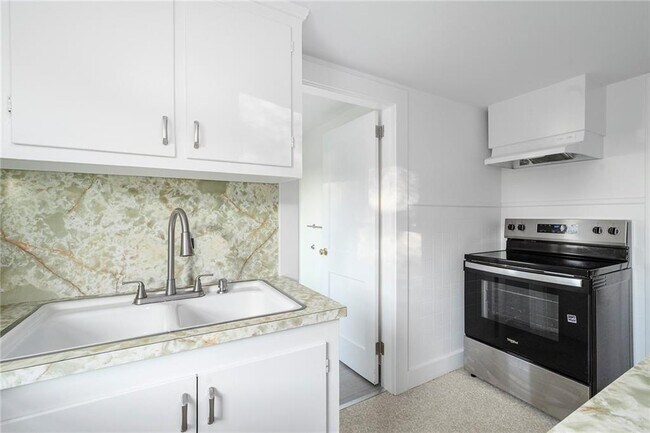 Foto del edificio - 97 Bliss Mine Rd