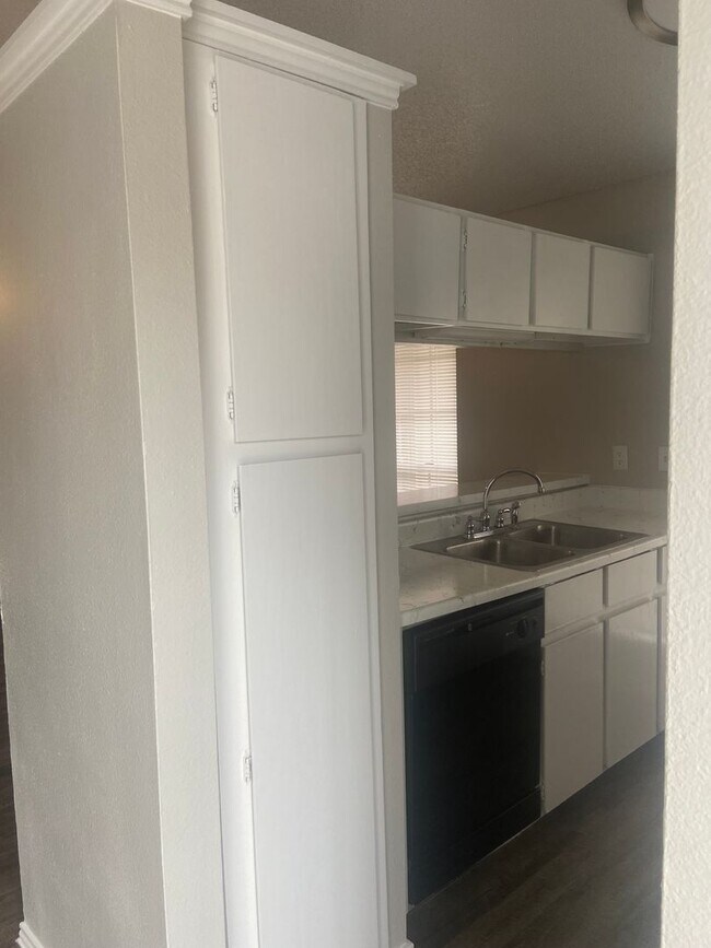 Building Photo - 2 bedroom 2 bath Duplex