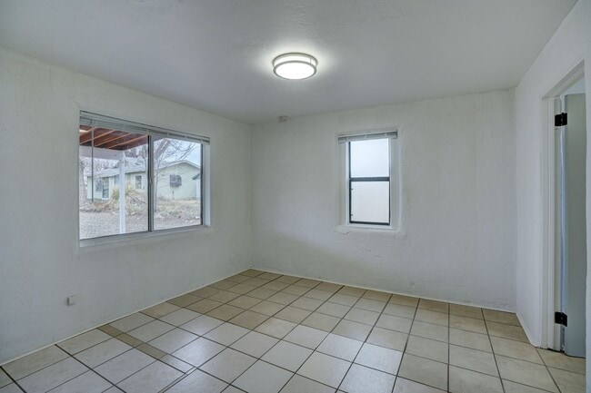Building Photo - 925 Ruth St