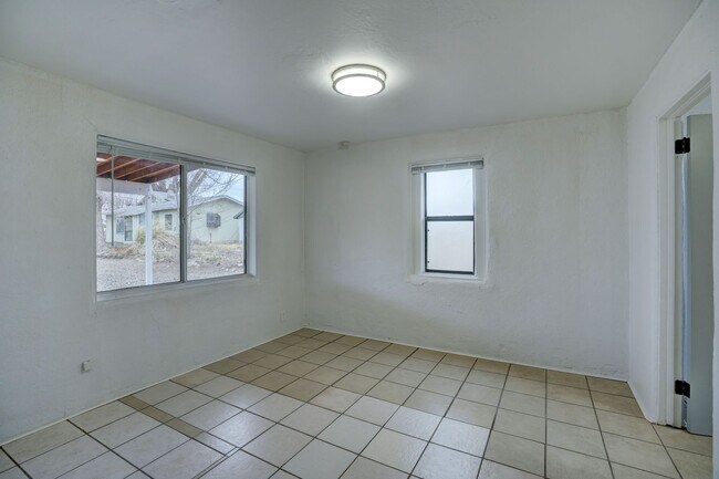 Building Photo - RR946 - 925 Ruth St