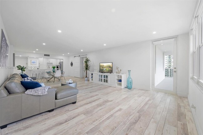 Building Photo - 3725 S Ocean Dr