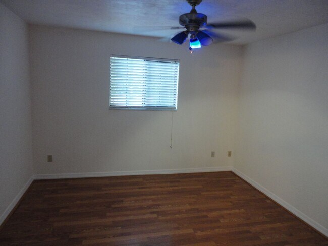Building Photo - Rockwood Villas