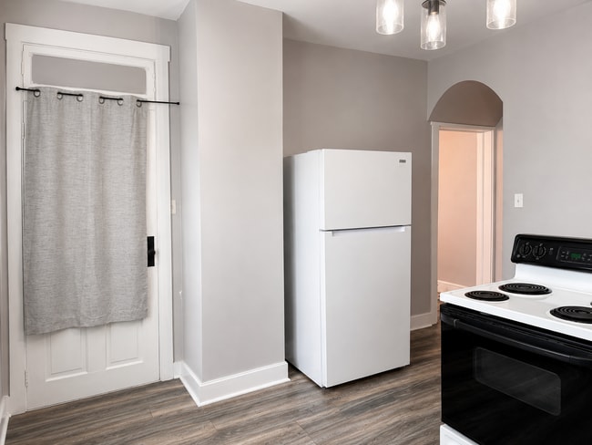 Building Photo - Modern 2 bedroom End-of-Row Townhome in Rothsville - w/ Garage & In Unit Laundry!