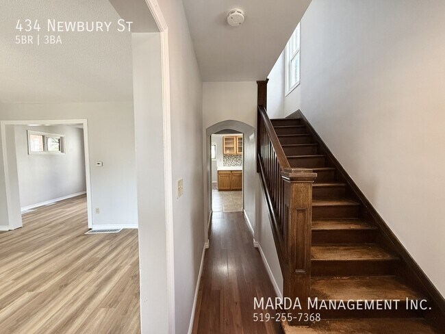 Photo du bâtiment - CHARMING 5 BED/2.5 BATH HOUSE DOWNTOWN + HYDRO, WATER & GAS!