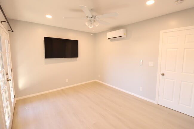 Foto del edificio - 465 W 2nd St