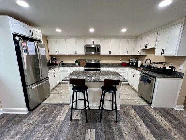Building Photo - Newly Renovated 3-Bedroom Townhome in Drex...