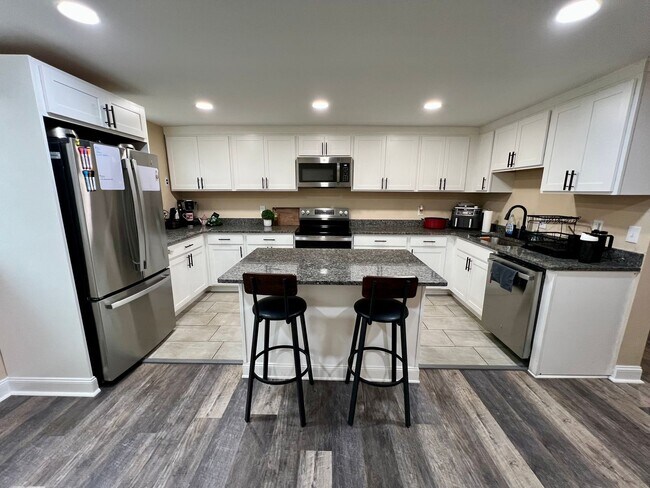Foto del edificio - Newly Renovated 3-Bedroom Townhome in Drex...