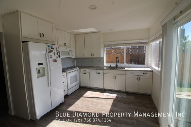 Building Photo - 1582 Lake Dr