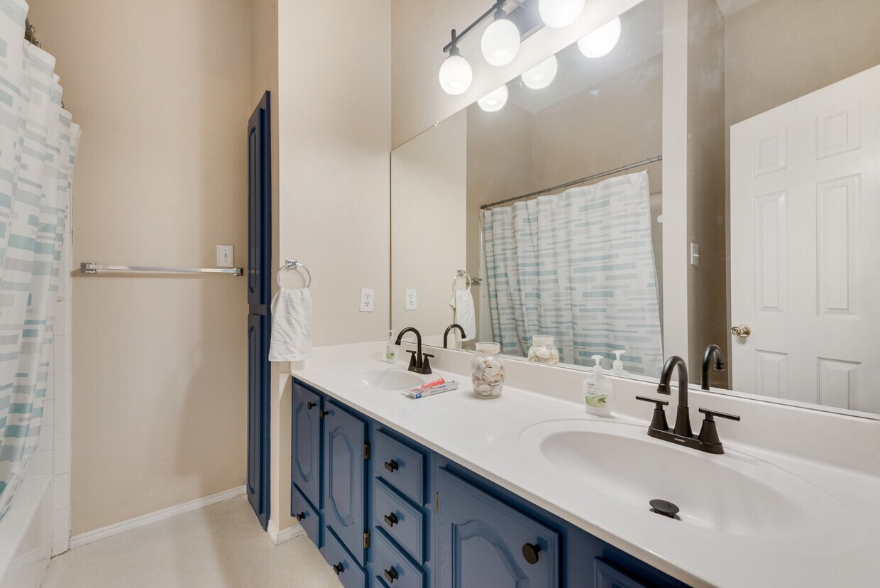 Foto principal - 1300 Winnipeg Dr