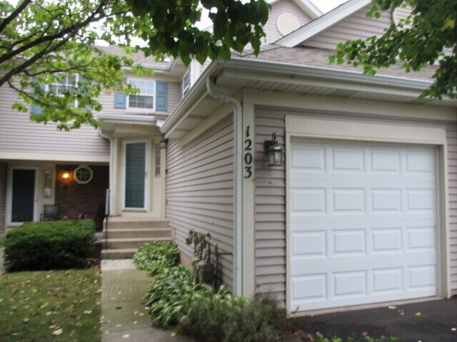 Primary Photo - Spacious 2 bedroom 2 bath 2nd floor Ranch ...
