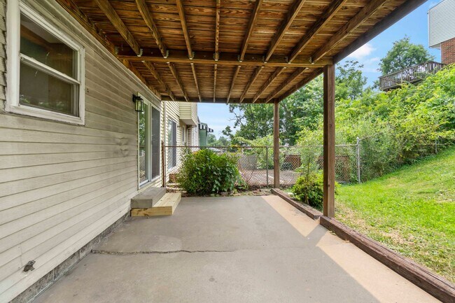 Building Photo - AVAILABLE NOW!! Fully RENOVATED 2 bedroom TOWNHOME in WEST MIFFLIN!