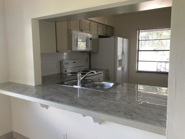 Foto del edificio - 7800 Belcher Rd